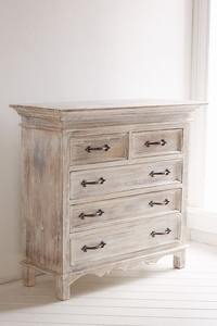 Commodes à tiroirs en bois au design vintage conçues avec amour pour des intérieurs traditionnels et rustiques confortables - Product Image 3