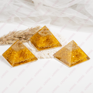 Pyramide d'orgone jaune la plus vendue avec des pointes de cristal pour la guérison, la méditation et la décoration - Product Image 3