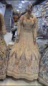 Lehenga Choli brodé traditionnel exclusif avec Dupatta Designer Bridal Wear pour les mariages et les fêtes prêt à expédier - Product Image 4