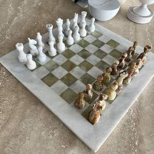 Mesa de Ajedrez de Mármol Blanco Premium, Incrustaciones Clásicas de Ajedrez, Impermeable, Estilo Tradicional, Muebles para el Hogar, Sala de Estar u Oficina - Product Image 1