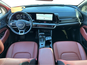 Sportage SX Prestige FWD 2024 d'occasion en parfait état, boîte automatique intelligente, sièges en cuir, toit ouvrant panoramique, caméra de recul 360°, excellent état - Product Image 2