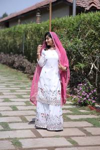 ชุดสูทสุดหรูแบบอินเดียสำหรับเจ้าสาวชุดปาร์ตี้เจ้าสาวสไตล์ซาลวาร์คาเมซพร้อมด้วยผ้าไหมปักลายและผ้า - Product Image 4