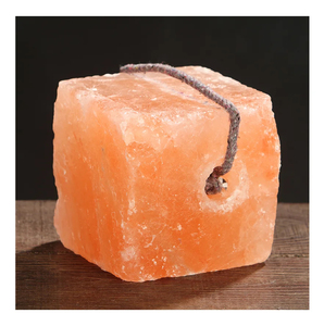 Bloque de Sal Pura en Cuerda para Lamer - Suplemento de Proteína Animal 100% Natural de Sal Rosa del Himalaya, 60% mín. de Proteína, 1% de Aditivos - Product Image 3