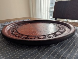 Bandeja de servicio redonda de 9,5 "con diseño de nudo celta, hecha de Paduk, acabado seguro para alimentos 100% - Product Image 4