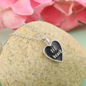 Collar con colgante de corazón esmaltado negro/blanco 'Til Death' declaración de inscripción tendencia caliente colgantes finos encantos para aniversario - Product Image 1