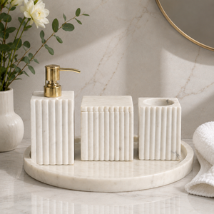 Ensemble de salle de bain 2 pièces en marbre cannelé blanc, écologique, moderne et luxueux, comprenant un distributeur de savon et un plateau-gobelet - Product Image 1