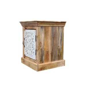 Mesita de noche de madera tallada - Product Image 3