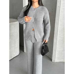 Ensemble de tricots pour femmes avec détails boutonnés 1565 - Tenue de pull confortable et élégante - Product Image 3