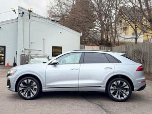 Excellent Audi Q8 quattro Premium Plus 55 TFSI 2025 d'occasion avec toit ouvrant, pack exécutif, démarrage à distance, sièges en cuir, jantes en alliage - Product Image 2