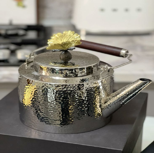 กาน้ำชาเหล็กทุบสีเงินพร้อมลูกบิดดอกไม้สีทองและด้ามไม้ชิ้นงานแนวศิลปะ - Product Image 1