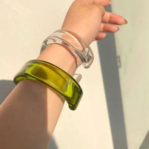 2024ประตูตะวันออกของเกาหลีใต้สร้อยข้อมืออะคริลิคสีเดียวกันพร้อมรูปทรงเรขาคณิตที่เรียบง่ายกำไลปากกว้างเรซินใส - Product Image 1