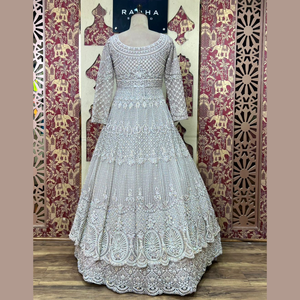 Elegante Malva Indo Western Lehenga con trabajo de Dori hecho a mano y reflejos de diamantes para un perfecto para todas las ocasiones de La India - Product Image 4