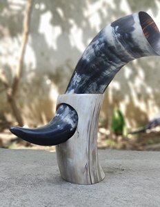 Chope à bière de luxe en corne de Viking, style animal poli, avec support en bois, logo personnalisé, portable pour mariage, maison, hôtel, Inde - Product Image 1
