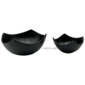 Ensemble de bols en métal noir New Look avec un design unique de vagues incurvées et une forme de bol profond pour une décoration élégante et moderne pour la maison et le bureau - Product Image 1