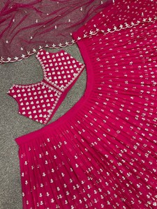 Travail de séquence brodé lourd de lahenga rouge traditionnel attrayant Georgette Lehenga Choli avec le filet doux Dupatta pour le mariage - Product Image 2