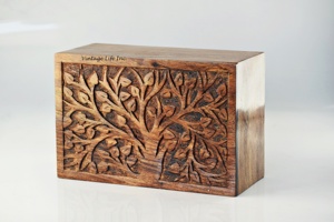 Urne funéraire en bois sculpté Vintage Life Inc. avec motif Arbre de Vie, finition bois naturel, pour adulte - Product Image 5