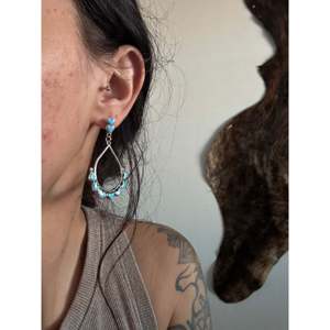 Boucles d'oreilles pendantes en forme de cœur, faites à la main, en turquoise Zuni et argent sterling - Product Image 2
