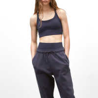 Sujetador deportivo de talla grande para mujer con espalda cruzada y soporte alto, logotipo personalizado, compresión elástica suave y espalda ajustable para gimnasio y yoga.
