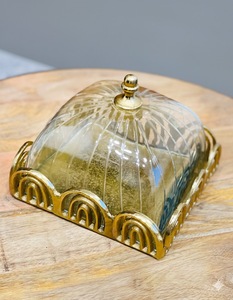 Dôme à gâteau en aluminium moulé à finition lisse avec couvercle en verre pour comptoir de cuisine et table à manger décoratifs - Product Image 3