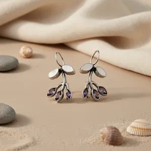 Boucles d'oreilles pendantes bohèmes en argent 925 avec améthyste et incrustation blanche motif végétal pour femme, à porter au quotidien - Product Image 1