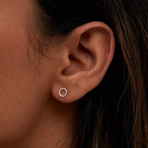 Circle Halo Design Stud Earring Sparkling Pave Set Lab Grown Diamond 14K Gold-Las mujeres se ven hermosas después de usar esto-DS0493 - Product Image 3