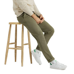 Chinos beige confortable de qualité supérieure avec un design classique à cinq poches. Chino kaki élégant à jambe droite pour hommes - Product Image 5
