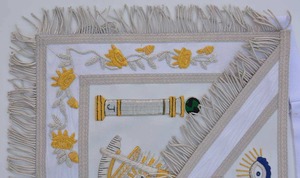 Tablier en cuir brodé avec décoration en dentelle et collier en chaîne de la meilleure qualité du maître maçonnique - Product Image 2