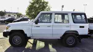 Toyota Land Cruiser 76 Hardtop SUV USADO EN BUEN ESTADO - Product Image 4