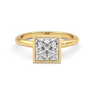 Anillo de compromiso con diamante de corte princesa cultivado en laboratorio de 1.50 ct F-VS2, engastado en bisel en oro macizo pulido de 14K, producto práctico. - Product Image 1