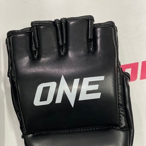 Gants de MMA Fairtex ONE à demi-doigts, sur mesure OEM, en cuir artificiel professionnel pour le combat et le sparring en arts martiaux mixtes. - Product Image 5
