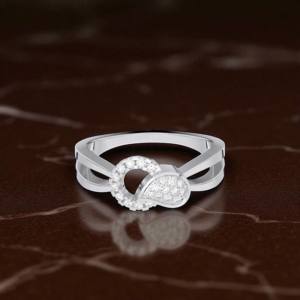 0.15 carats E-F/VVS-VS Moissanite diamant coupe ronde serti de griffes bague aspect croisé torsadé fabriqué à partir d'or massif 10K 14K 18K - Product Image 5