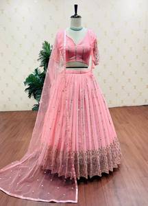 Magnifique Lehenga Choli rose avec dupatta, prêt-à-porter, de créateur indien, pour les fêtes, avec broderies et sequins. - Product Image 2