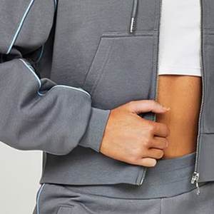 ชุดวอร์มครอปสีเทาแบบใหม่ล่าสุด พร้อมปักโลโก้ตามสั่ง ดีไซน์ขอบเย็บ สำหรับผู้หญิง สไตล์ลำลอง แฟชั่นไฮสตรีท ชุดจ็อกเกอร์ - Product Image 6