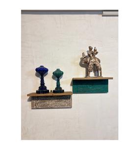 Estante de Pared de Madera Artesanal con Tallado Floral |   Juego de 2 Estantes de Pared Rústicos Vintage - Product Image 1