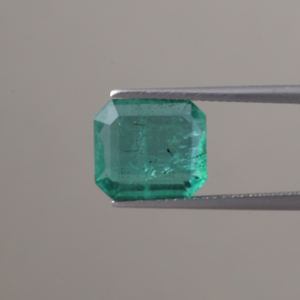 Esmeralda Verde Natural Certificada por IGI, Suelta, 4.95 Quilates, Corte Octogonal, 13x10mm, Tallada a Mano, Encerada/Aceitada, Pulida, Ligera y Fina - Product Image 1