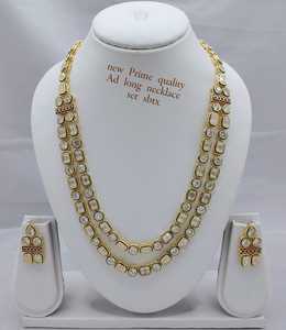 Bijoux pour femmes les plus à la mode Fonction de mariage Pierre CZ cloutée avec un ensemble de bijoux longs plaqués or antique, boucles d'oreilles et Mangtika - Product Image 2