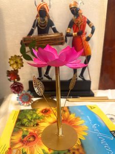 Bougeoir en métal de conception de fleur de Lotus fait à la main en fer plaqué or de luxe pour chandeliers décoratifs de mariage ou de Noël - Product Image 4