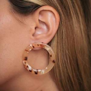 Boucles d'oreilles tribales en corne fabriquées à la main pour les acheteurs soucieux de l'environnement à la recherche d'accessoires légers et audacieux avec un attrait naturel - Product Image 4