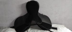 Selle synthétique Endurance avec genouillère souple et rabat de conception avancée Selle d'équitation anglaise polyvalente avec panneaux floqués en laine - Product Image 5