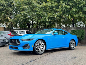 Mustang GT Premium Fastback RWD 2025 d'occasion en parfait état avec pack sécurité, toit ouvrant, démarrage à distance, intérieur cuir - Product Image 5