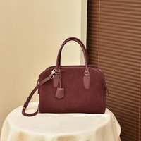 Sac à main bordeaux pour femme, structuré, rectangulaire avec coins arrondis, doubles poignées supérieures, bandoulière amovible, fermeture éclair