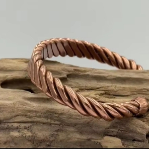 Pulsera de cobre magnética única con dos imanes de tierra Cobre puro Hecho a mano en el Reino Unido - Product Image 1