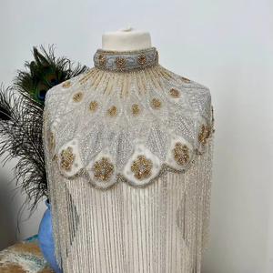 Cape burlesque élégante avec des fils de perles, des paillettes, une tenue droite magnifique, tenue de fête, collier de perles, broderie naturelle - Product Image 1