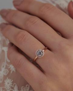 แหวนเพชรประดับรัศมีวงแหวนเพชรสีทอง18Kt พร้อมศูนย์กะรัต025กะรัตและเพชรด้านข้าง012กะรัตดีไซน์สวยหรู - Product Image 2