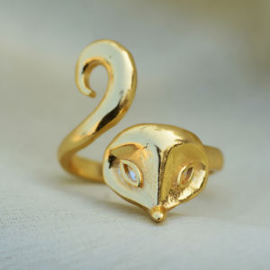 Venta al por mayor personalizado 18K chapado en oro divertido ardilla animal anillo inicial grabado corte diamante forma joyería en latón para fiestas - Product Image 2