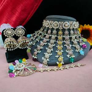 Conjunto de Collar con Perlas Intrincadas y Kundan, Diseño Único, Conjunto de Collar Contemporáneo con Maang Tikka, Atractivo Estilo Real, Nueva Colección - Product Image 2