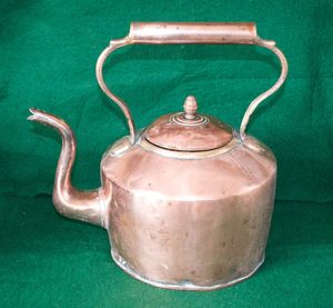 กาน้ำชาโลหะทองเหลืองพร้อมลวดลายดอกไม้ที่แกะสลักเหมาะสำหรับการตกแต่งห้องครัวในบ้านที่หรูหรา - Product Image 4