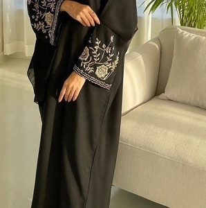 Fabricants de vêtements abaya sur mesure pour femmes musulmanes Robe abaya sur mesure Kaftan teint en noir avec broderie dorée abaya pour femmes - Product Image 5