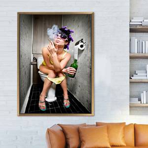 Toile imprimée : Femme fumeuse aux toilettes - Décoration murale moderne, encadrée en or - Product Image 1