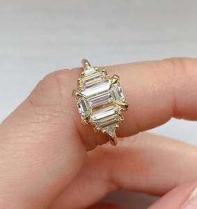 Anillo de compromiso de moissanita cultivada en laboratorio con certificación IGI de 2.33 quilates VS1, con cinco impresionantes piedras de corte esmeralda en un radiante racimo. - Product Image 1